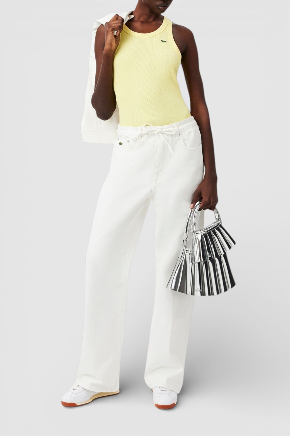 תמונת כל הלוק של מכנסי ג'ינס בגזרה משוחררת